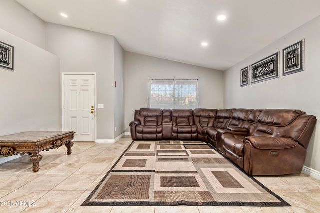 3935 W CHARTER OAK Road, Phoenix, AZ 85029