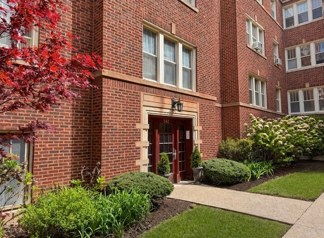 242 S Maple Avenue 1W, Oak Park, IL 60302