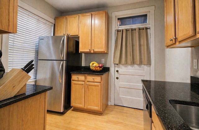 242 S Maple Avenue 1W, Oak Park, IL 60302