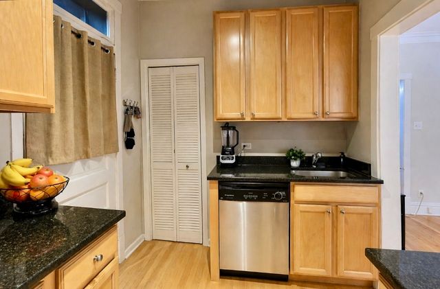 242 S Maple Avenue 1W, Oak Park, IL 60302
