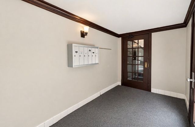 242 S Maple Avenue 1W, Oak Park, IL 60302