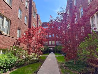242 S Maple Avenue 1W, Oak Park, IL 60302