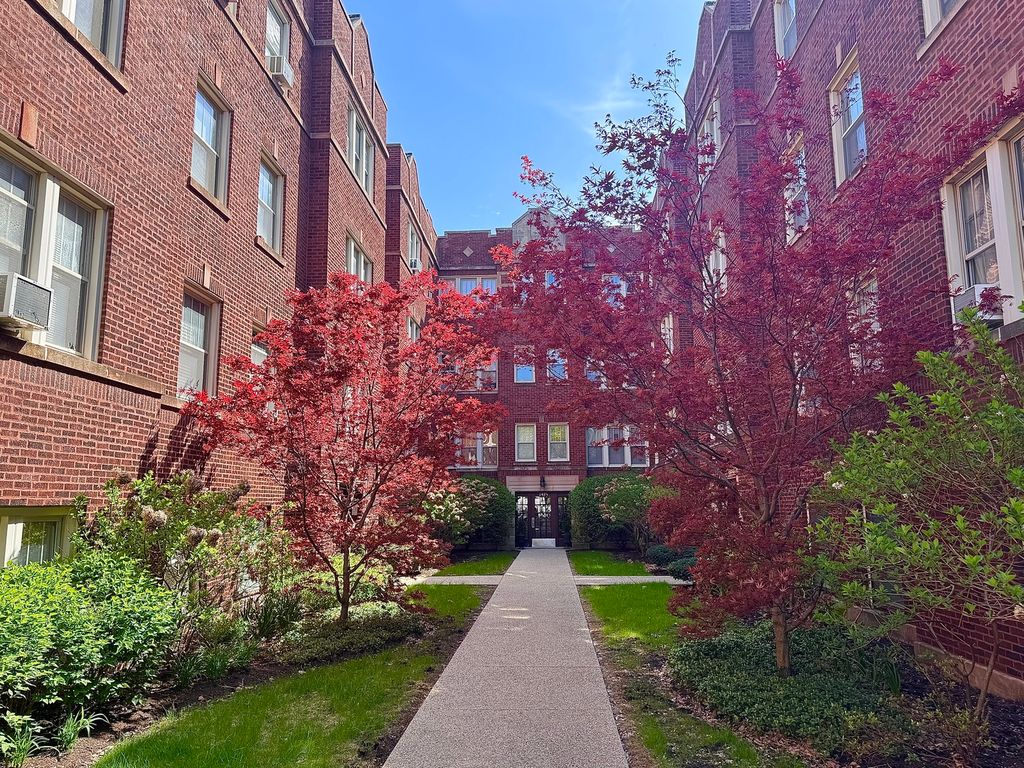 242 S Maple Avenue 1W, Oak Park, IL 60302