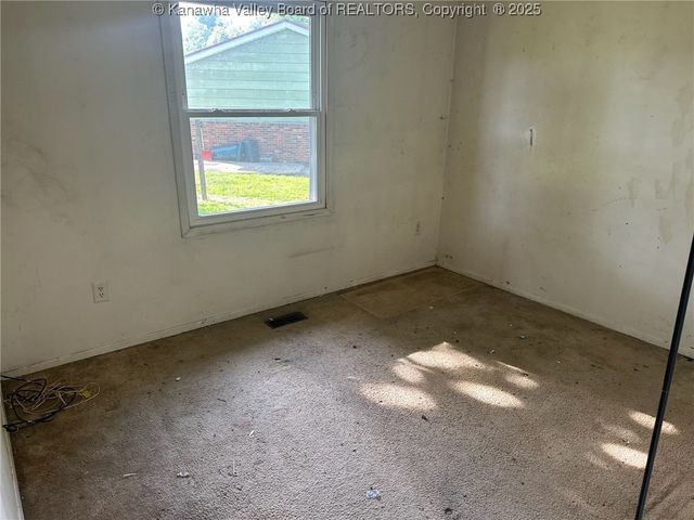 2 Shawnee Acres Circle, Dunbar, WV 25064