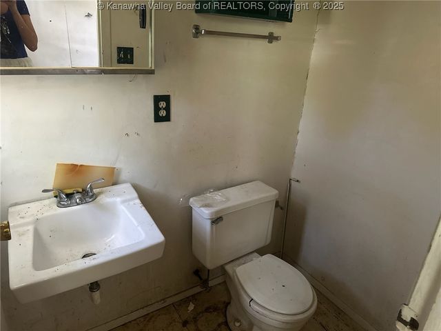 2 Shawnee Acres Circle, Dunbar, WV 25064