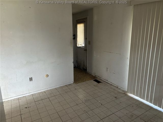 2 Shawnee Acres Circle, Dunbar, WV 25064