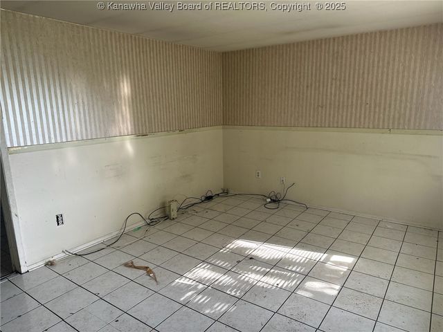 2 Shawnee Acres Circle, Dunbar, WV 25064