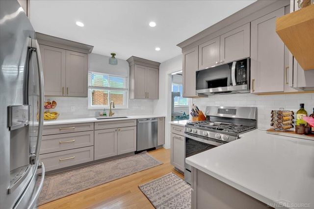 266 Royal Park Lane, Madison Heights, MI 48071