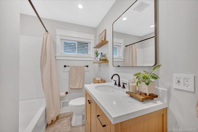 266 Royal Park Lane, Madison Heights, MI 48071