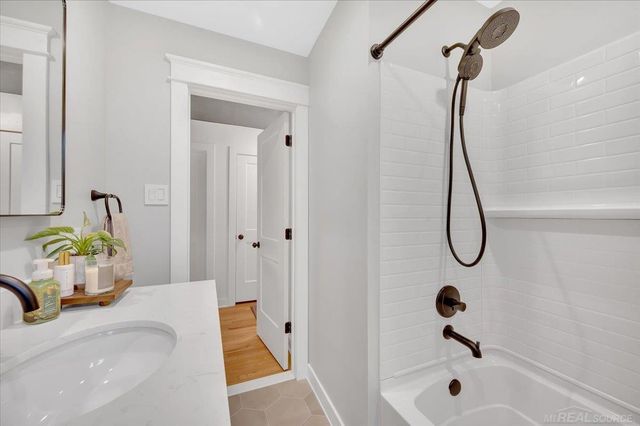 266 Royal Park Lane, Madison Heights, MI 48071