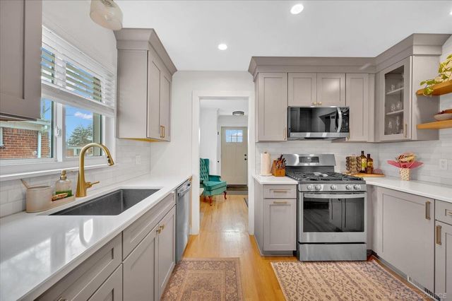 266 Royal Park Lane, Madison Heights, MI 48071