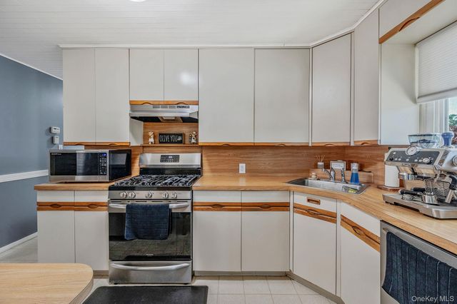413 N Broadway, Lindenhurst, NY 11757