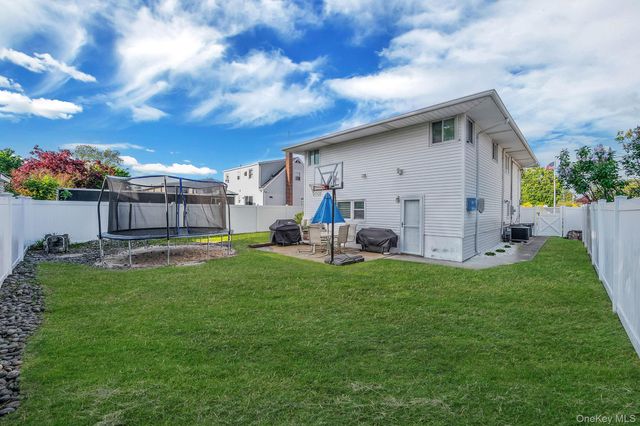 413 N Broadway, Lindenhurst, NY 11757