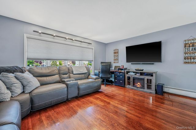 413 N Broadway, Lindenhurst, NY 11757