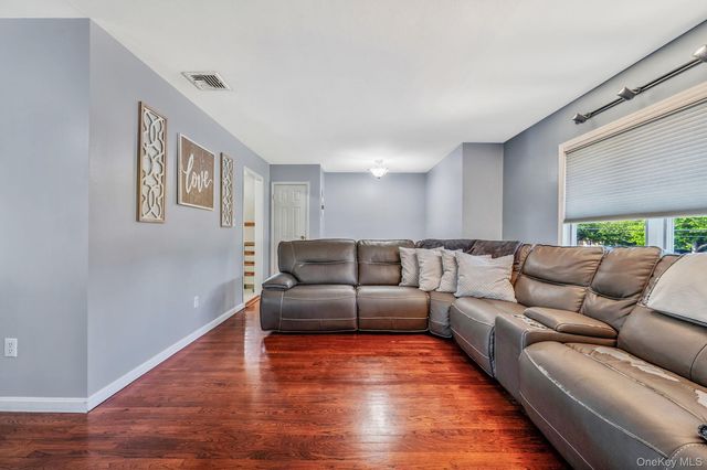 413 N Broadway, Lindenhurst, NY 11757