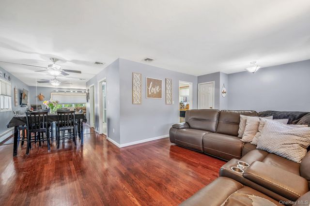 413 N Broadway, Lindenhurst, NY 11757