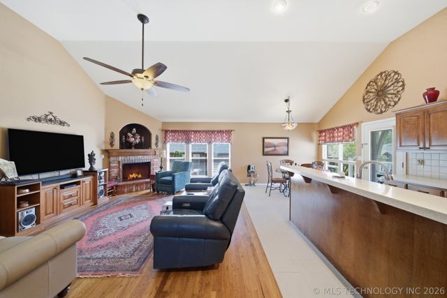 2015 W 4th Place S, Claremore, OK 74017