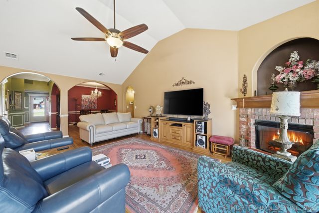 2015 W 4th Place S, Claremore, OK 74017