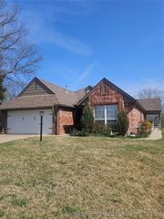 2015 W 4th Place S, Claremore, OK 74017