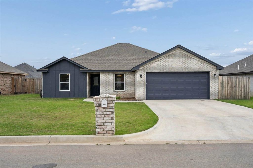 205 NW Sandstone, Cache, OK 73527