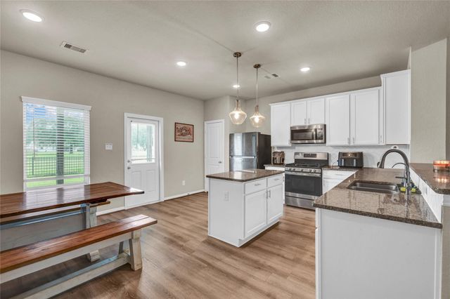 2423 Ridgewood Drive, West Columbia, TX 77486