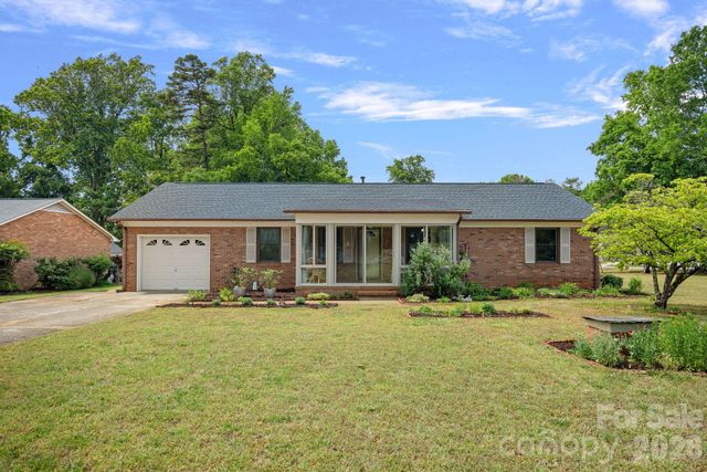 6131 Kinghurst Drive, Charlotte, NC 28216