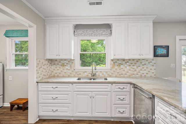 6131 Kinghurst Drive, Charlotte, NC 28216