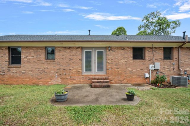 6131 Kinghurst Drive, Charlotte, NC 28216