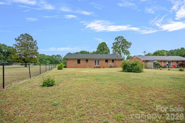 6131 Kinghurst Drive, Charlotte, NC 28216
