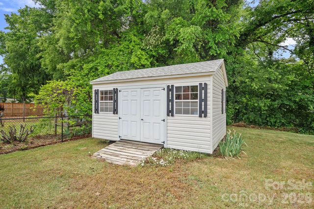 6131 Kinghurst Drive, Charlotte, NC 28216