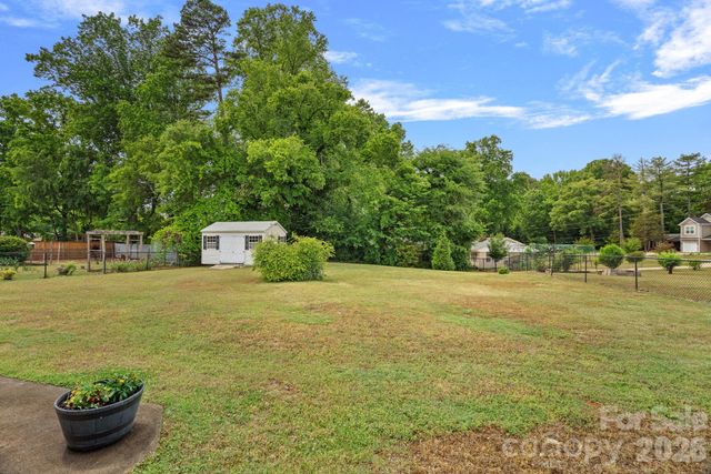 6131 Kinghurst Drive, Charlotte, NC 28216