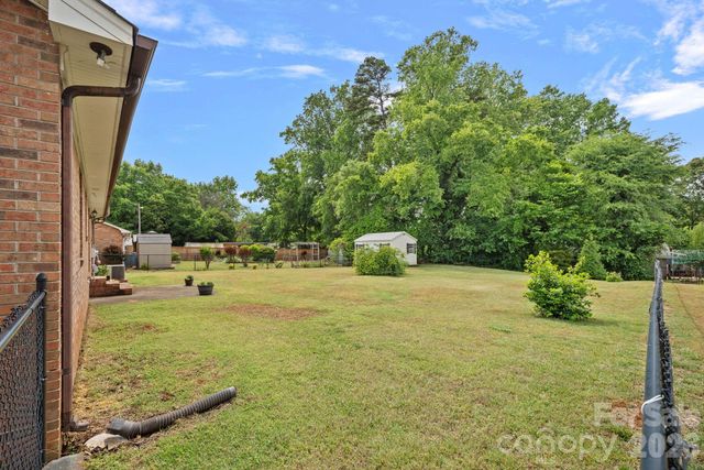 6131 Kinghurst Drive, Charlotte, NC 28216