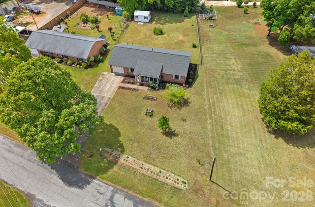 6131 Kinghurst Drive, Charlotte, NC 28216