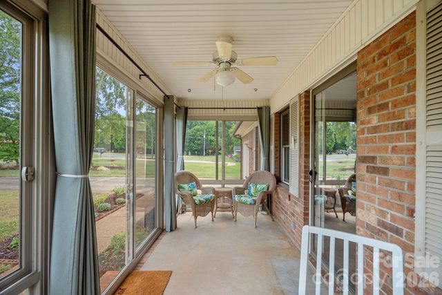 6131 Kinghurst Drive, Charlotte, NC 28216