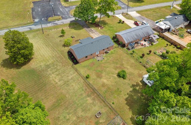 6131 Kinghurst Drive, Charlotte, NC 28216