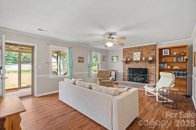 6131 Kinghurst Drive, Charlotte, NC 28216