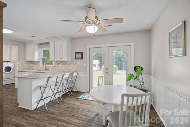 6131 Kinghurst Drive, Charlotte, NC 28216