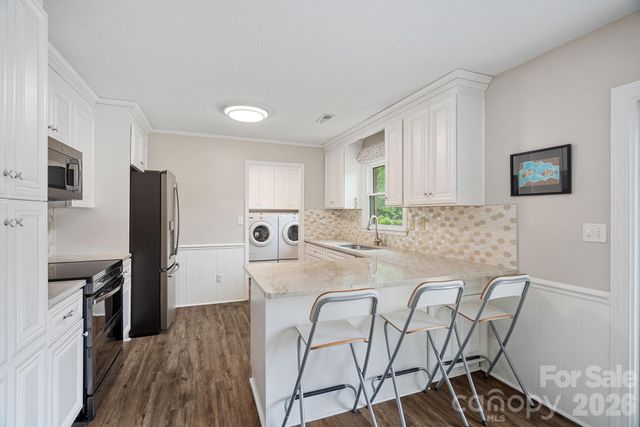 6131 Kinghurst Drive, Charlotte, NC 28216