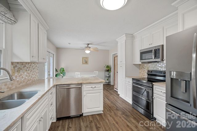 6131 Kinghurst Drive, Charlotte, NC 28216