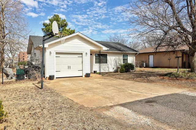 145 W Carson Drive, Mustang, OK 73064