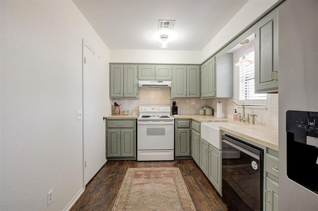 145 W Carson Drive, Mustang, OK 73064