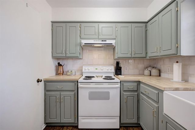 145 W Carson Drive, Mustang, OK 73064