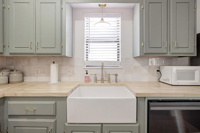 145 W Carson Drive, Mustang, OK 73064