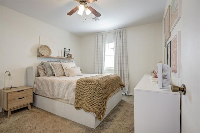 145 W Carson Drive, Mustang, OK 73064