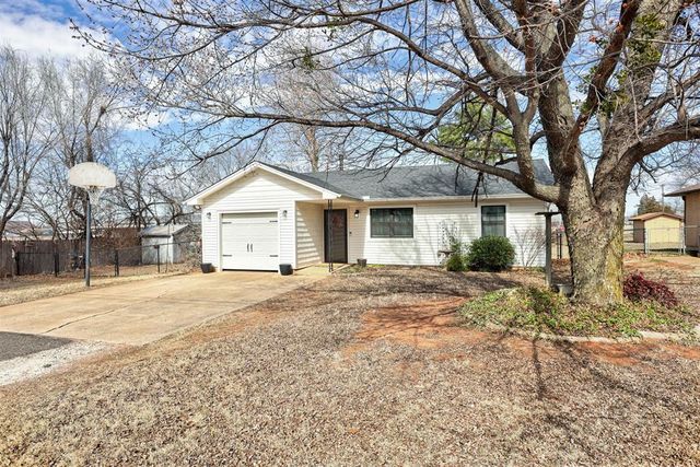145 W Carson Drive, Mustang, OK 73064