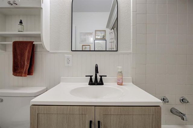 145 W Carson Drive, Mustang, OK 73064