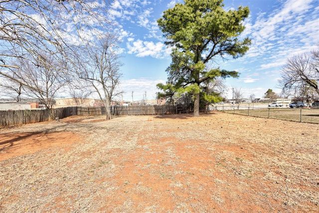 145 W Carson Drive, Mustang, OK 73064