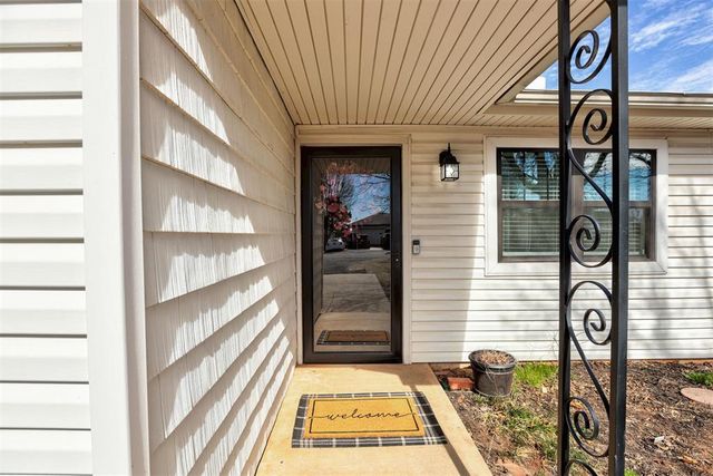 145 W Carson Drive, Mustang, OK 73064