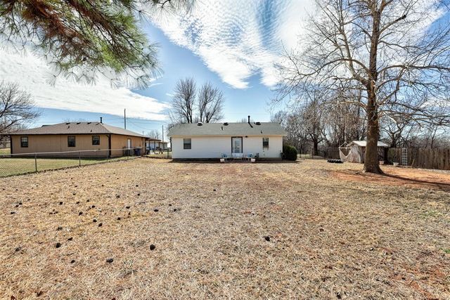 145 W Carson Drive, Mustang, OK 73064