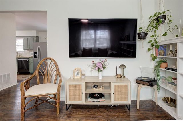 145 W Carson Drive, Mustang, OK 73064